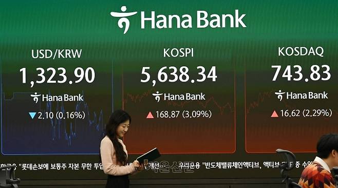 코스피가 반도체 투심 회복에 4%대 반등세를 보이며 매수 사이드카가 발동된 27일 서울 중구 하나은행 본점 딜림룸에 지수가 표시되어 있다. 2026.10.27 도준석 전문기자