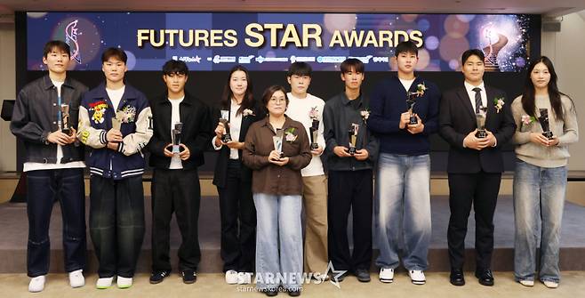 왼쪽부터 농구 윤지원, 윤지훈, 축구 안주완, 골프 양윤서, 기계체조 황서현 어머니, 축구 정현웅, 스케이트보드 강준이, 야구 하현승, 이호민, 배구 손서연이 26일 서울 중구 프레스센터에서 진행된 '2026 퓨처스 스타대상' 시상식에서 기념촬영을 하고 있다.  올해로 5회째를 맞는 '2026 퓨처스 스타대상(스타뉴스 주최·주관, 대한체육회, 국민체육진흥공단, 대한야구소프트볼협회, 대한민국농구협회, 대한배구협회, 한국스포츠레저주식회사 팔색미인 후원)'은  한국 스포츠 발전과 아마추어 체육 활성화에 기여하고자 종목별로 한 해 동안 가장 뛰어난 활약을 보인 고교 선수를  선정하고 잠재력이 돋보이는 유망주를 격려하기 위한 행사이다. /2026.10.26 /사진=김휘선 기자