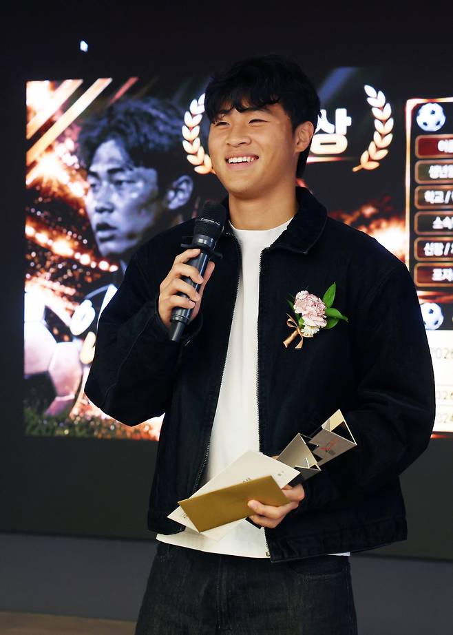 축구 안주완 선수가 26일 서울 중구 프레스센터에서 진행된 '2026 퓨처스 스타대상' 시상식에서 미래스타상을 받고 수상 소감을 전하고 있다. 올해로 5회째를 맞는 '2026 퓨처스 스타대상(스타뉴스 주최·주관, 대한체육회, 국민체육진흥공단, 대한야구소프트볼협회, 대한민국농구협회, 대한배구협회, 한국스포츠레저주식회사 후원, 팔색미인 협찬)'은 한국 스포츠 발전과 아마추어 체육 활성화에 기여하고자 종목별로 한 해 동안 가장 뛰어난 활약을 보인 고교 선수를 선정하고 잠재력이 돋보이는 유망주를 격려하기 위한 행사이다. /사진=김휘선 기자