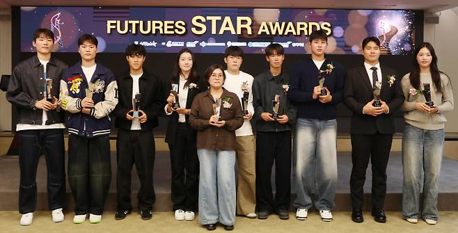 왼쪽부터 농구 윤지원, 윤지훈, 축구 안주완, 골프 양윤서, 기계체조 황서현 어머니, 축구 정현웅, 스케이트보드 강준이, 야구 하현승, 이호민, 배구 손서연. /사진=김휘선 기자