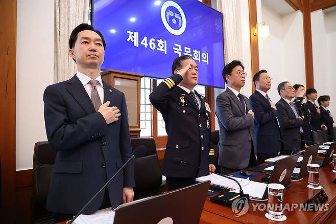 국기에 경례하는 수사기관장 (서울=연합뉴스) 신준희 기자 = 김지용 중대범죄수사청장과 김종철 경찰청장 직무대행 등이 27일 이재명 대통령 주재로 청와대에서 열린 국무회의에서 국기에 경례하고 있다. 2026.10.27 hama@yna.co.kr