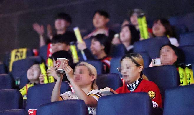 2026 KBO 신한 SOL KBO 포스트시즌 플레이오프 2차전 KIA 타이거즈 VS 삼성 라이온즈 경기가 열린 지난 27일 전주시의 한 영화관에서 시민들이 야구경기 관람을 하고 있다. /조현욱 기자