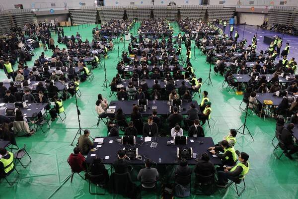 28일 서울 송파구 올림픽공원 핸드볼경기장에서 이태한 선거관리위원회 특별검사팀 관계자, 사무원, 참관단이 6·3 지방선거 투표용지 공개검증을 준비하고 있다. 연합뉴스