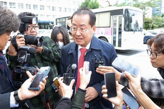 홍준표 전 대구시장이 27일 오전 대구지방법원에 도착하고 있다. 홍 전 시장은 이날 '선거캠프 정치자금 부정 지출' 혐의로 구속영장이 청구된 지인의 구속 전 피의자 심문(영장실질심사)에서 지인의 변호사 자격으로 법원을 찾았다. 〈사진=연합뉴스〉