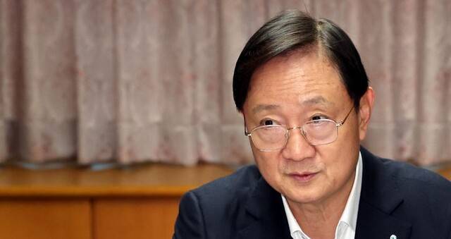 이찬진 금융감독원장은 28일 오전 서울 여의도 금감원 본원에서 열린 8대 금융지주 이사회 의장들과의 조찬 간담회에서 최근 금융투자업계에서 잇따라 발생한 해킹 사고를 언급하며 보안 강화를 주문했다./뉴시스