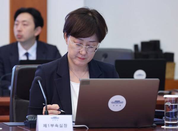 김현지 제1부속실장이 9월 21일 청와대에서 열린 수석 보좌관 회의에 참석해 있다. /뉴스1