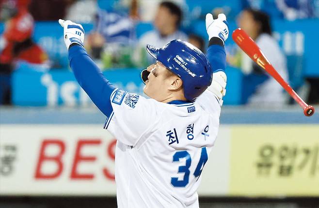 웜업 끝… 배트는 거들 뿐  삼성 최형우가 27일 대구에서 열린 프로야구 플레이오프 2차전에서 7회말 KIA 김범수를 상대로 1점 홈런을 때리고 있다. 42세 최형우는 이날 포스트시즌 최고령 출장·안타·타점·홈런 기록을 갈아치웠다. /뉴스1