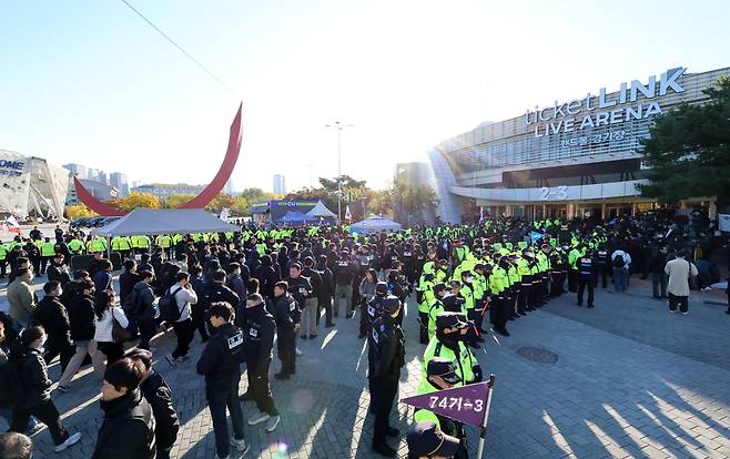 28일 서울 송파구 올림픽공원 핸드볼경기장에서 진행되는 선관위 특검 현장 검증에 특검, 경찰, 선관위 등 관계자들이 참석하고 있다. 선관위 특검은 이날 올림픽공원 핸드볼경기장에 보관 중인 송파구 투표지 약 247만 장과 현장 CCTV를 포함한 물품에 대해 임의검증을 실시한다. 뉴시스
