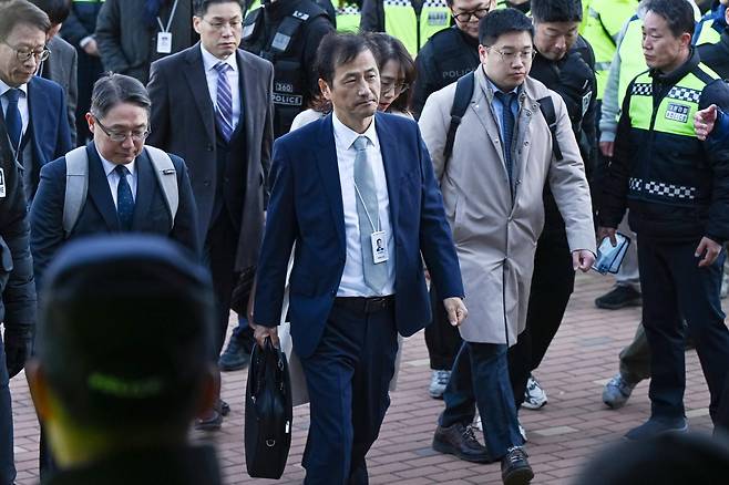 6·3 지방선거 투표용지 부족사태 등을 수사하는 이태한 특별검사가 28일 투표지 247만여 장의 위조 여부 등 검증을 위해 서울 송파구 올림픽공원 핸드볼경기장으로 진입하고 있다. 박시몬 기자