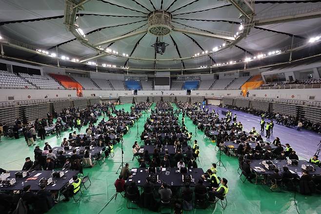 28일 서울 송파구 올림픽공원 핸드볼경기장에서 이태한 선거관리위원회 특별검사팀 관계자, 사무원, 참관단이 6·3 지방선거 투표용지 공개검증을 준비하고 있다. 2026.10.27. 사진공동취재단