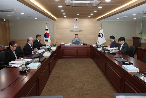 김종철 방송미디어통신위원장(가운데)이 28일 정부과천청사에서 '2026년 제46차 전체회의'를 진행하고 있다. [사진=방미통위]