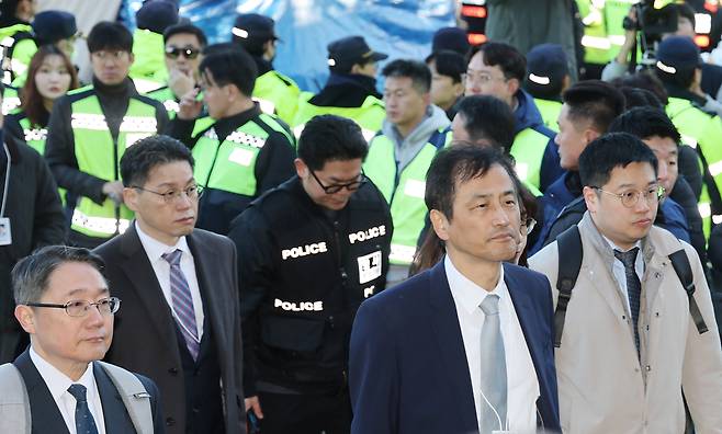 이태한 선거관리위원회 특별검사가 28일 6·3 지방선거 투표용지 공개 검증을 위해 서울 올림픽공원 핸드볼경기장에 들어가고 있다. 연합뉴스