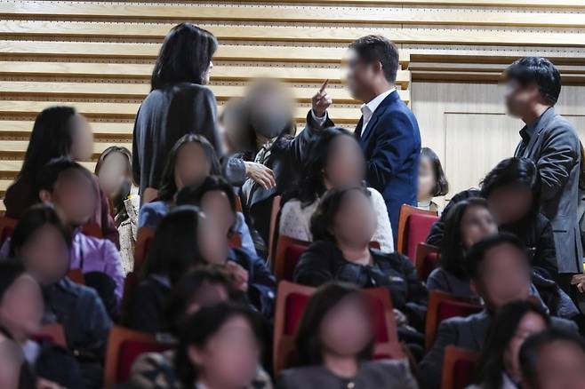28일 황현필 역사바로잡기연구소장이 경기도교육청에서 단상에 오르자 항의하는 보수 성향 학부모단체 관계자. 홍기웅기자