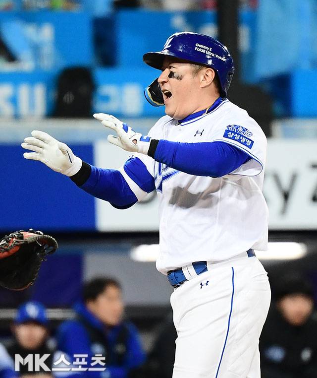27일 오후 대구 삼성라이온즈파크에서 2026 신한 SOL KBO 포스트시즌(PS) KIA 타이거즈와 삼성 라이온즈의 플레이오프(PO·5전3선승제) 2차전이 열렸다. 7회말 1사에서 삼성 최형우가 달아나는 솔로홈런을 치고 그라운드를 돌고 있다. 사진(대구)=김영구 기자
