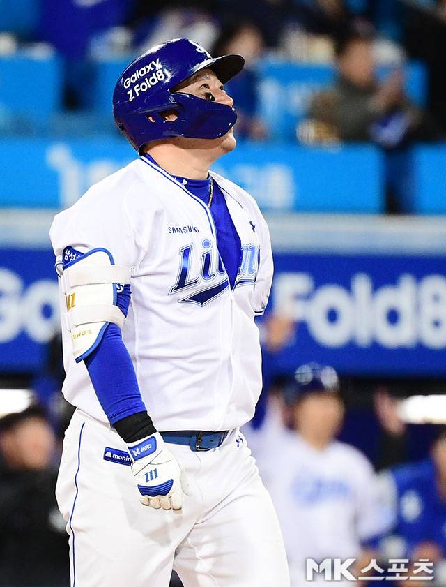 27일 오후 대구 삼성라이온즈파크에서 2026 신한 SOL KBO 포스트시즌(PS) KIA 타이거즈와 삼성 라이온즈의 플레이오프(PO·5전3선승제) 2차전이 열렸다. 7회말 1사에서 삼성 최형우가 달아나는 솔로홈런을 치고 있다. 사진(대구)=김영구 기자