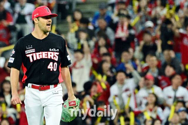 26일 오후 대구삼성라이온즈파크에서 진행된 '2026 신한 SOL KBO리그 포스트시즌' KIA 타이거즈와 삼성 라이온즈와의 플레이오프 1차전 경기. KIA 선발 네일이 1회말 무사 1루에서 김성윤을 병살로 처리한 뒤 기뻐하고 있다./대구=곽경훈 기자 kphoto@mydaily.co.kr