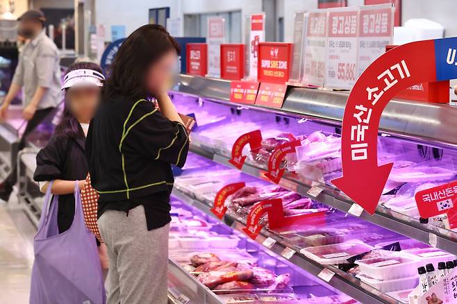 서울의 한 대형마트에서 시민들이 장을 보고 있다.[연합]