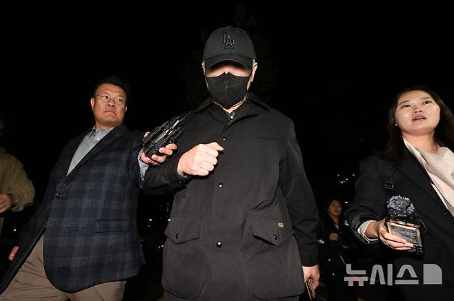 [전남광주=뉴시스] 이영주 기자 = '여고생 살해범' 장윤기의 부친 장모 경감이 28일 오후 전남광주 동구 광주지법에서 증인 신문을 마친 뒤 법원을 빠져나가고 있다. 2026.10.28. leeyj2578@newsis.com