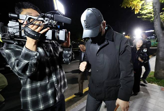 2026년 10월 28일 광주지법 증인신문 후 이동하는 장윤기 부친 경감