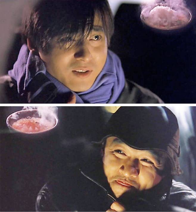 강력반 형사 김동석(위쪽)과 우영구가 추위 속에서 잠복근무를 하며 뜨거운 설렁탕을 상상하는 스틸컷. CJ ENM