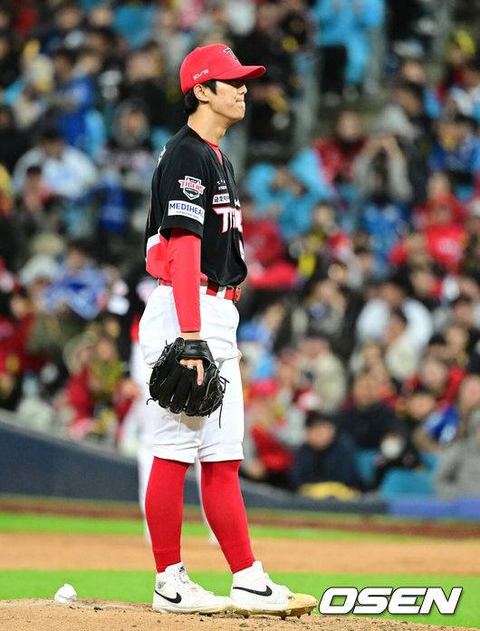 [OSEN=대구, 지형준 기자] 27일 대구삼성라이온즈파크에서 2026 신한 SOL KBO 플레이오프 2차전 삼성 라이온즈와 KIA 타이거즈의 경기가 열렸다.삼성은 아리엘 후라도, KIA는 애덤 올러가 선발로 나섰다.5회말 2사 만루에서 KIA 이의리가 삼성 최형우에 밀어내기 볼넷을 허용하며 아쉬워하고 있다. 2026.10.27 / jpnews@osen.co.kr