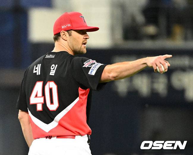 [OSEN=대구, 이대선 기자] 26일 대구삼성라이온즈파크에서 2026 신한 SOL KBO 플레이오프 1차전 삼성 라이온즈와 KIA 타이거즈의 경기가 열렸다.비로 하루 미뤄진 가을야구, 선발 맞대결에는 변화가 없다. 삼성은 크리스 페덱, KIA는 제임스 네일이 나섰다.1회말 무사 1루에서 KIA 네일이 삼성 김성윤을 병살타로 처리하고 환호하고  있다. 2026.10.26 /sunday@osen.co.kr