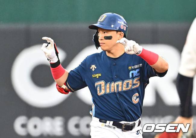 [OSEN=부산, 이석우 기자] 2일 부산 사직야구장에서 2024 신한 SOL 뱅크 KBO 리그 롯데 자이언츠와 NC 다이노스의 경기가 열렸다. 1승씩을 주고 받고 연패 탈출에 성공한 롯데와 NC는 위닝시리즈를 위해 각각 박세웅과 신민혁을 선발로 내세운다.NC 다이노스 손아섭이 5회초 2사 2루 우익수 오른쪽 1타점 2루타를 치고 세리머니를 하고 있다. 2024.06.02 / foto0307@osen.co.kr