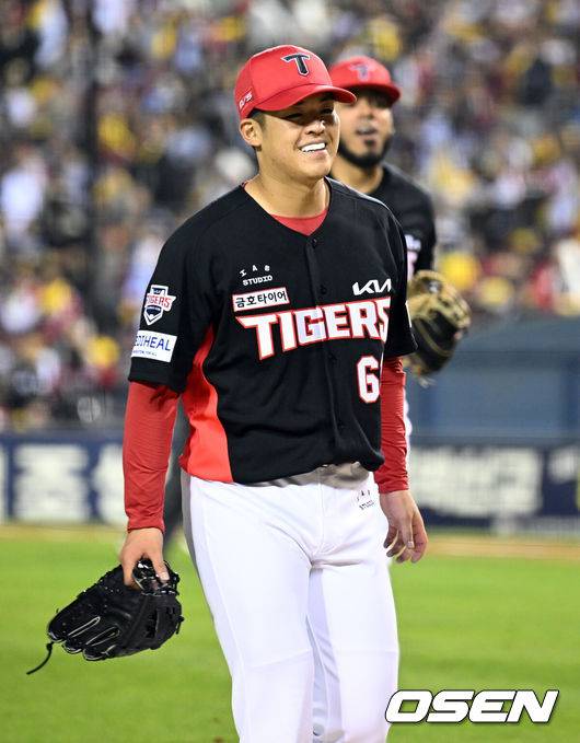 [OSEN=잠실, 조은정 기자]20일 서울 송파구 잠실야구장에서 2026 신한 SOL KBO 준플레이오프 3차전 LG 트윈스와 KIA 타이거즈의 경기가 열렸다. 홈팀 LG는 카라스코, KIA는 시라카와를 선발투수로 내세웠다.5회말 이닝을 마친 KIA 시라카와가 더그아웃으로 향하고 있다. 2026.10.20 /cej@osen.co.kr