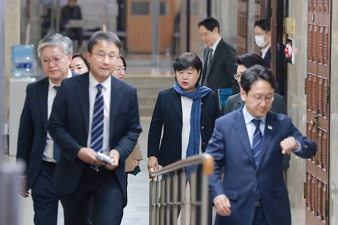 국회 법제사법위원장인 서영교 의원, 한병도 원내대표 등 의원들이 27일 국회에서 의원총회를 마치고 이동하고 있다. 연합뉴스