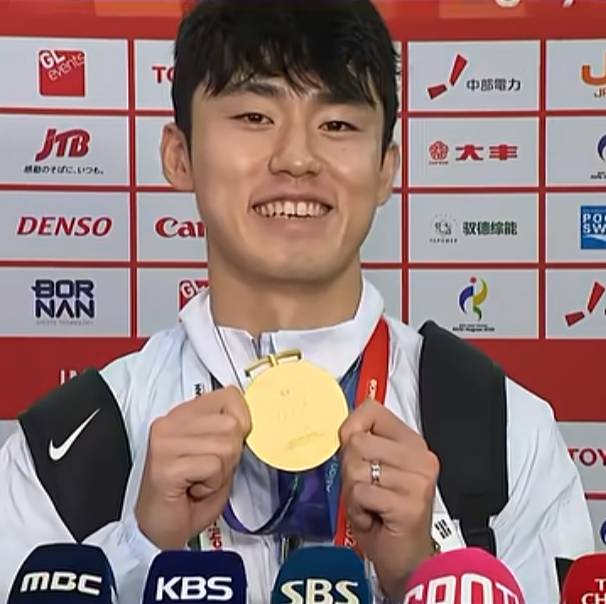 대한민국 아시안게임 남자축구 금메달 직후 인터뷰에서 "군대 안 갑니다"라는 인터뷰로 논란이 됐던 이기혁. /사진=영상 캡처