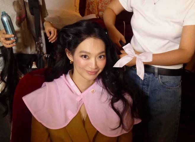Actress Shin Min-ah showed off a surprising charm with a unique makeup look.On the 27th, Shin Min-ah posted several photos on her personal account without any accompanying caption.The photos captured Shin Min-ah getting her makeup and hair styled.Shin Min-ah, who has always been loved for her lovely and innocent image, created a different atmosphere with smoky makeup that emphasized thick eyeliner and voluminous eyelashes.In particular, Shin Min-ahs beauty, which perfectly pulls off everything from innocence to an intense vibe—just as Kim Woo-bin mentioned that she often compliments her by saying youre pretty—elicits admiration.Previously, Shin Min-ah appeared in a pre-release video for tvNs You Quiz on the Block and spoke about her newlywed life with Kim Woo-bin.When Yoo Jae-suk asked, Is there something you often say to each other? Shin Min-ah replied, Im too shy to say it, but then smiled shyly and said, Youre pretty.She drew attention by conveying Kim Woo-bins unchanging affection, saying, Even when I gain too much weight or am not in good condition, he tells me I look the prettiest he has ever seen me.Meanwhile, Shin Min-ah married actor Kim Woo-bin last December after a 10-year public relationship.Photo = Shin Min-ahs account, tvN