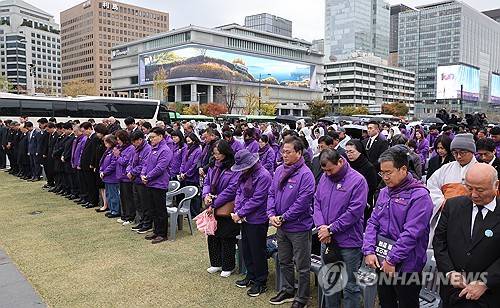 이태원참사 4주기 묵념(서울=연합뉴스) 한상균 기자 = 이재명 대통령과 김혜경 여사가 참석한 가운데 29일 서울 광화문광장에서 열린 이태원참사 4주기 기억식에서 참석자들이 묵념하고 있다. 2026.10.29 [청와대통신사진기자단] xyz@yna.co.kr