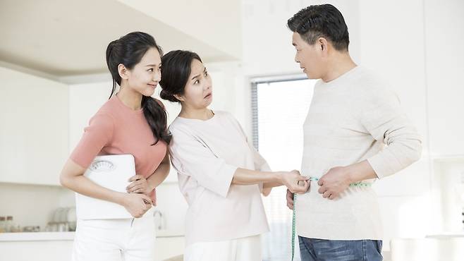 비만치료제를 복용하는 환자들이 자신의 복용이 동거 가족의 체중 관리 습관에도 영향을 미쳤다고 생각한다는 연구 결과가 나왔다 | 출처: 클립아트코리아