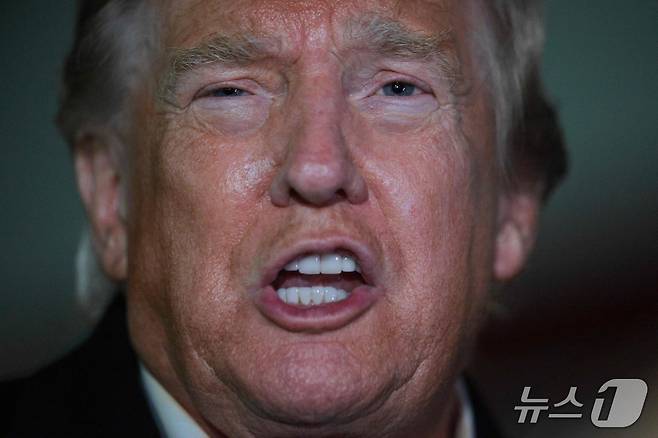 도널드 트럼프 미국 대통령이 27일(현지시간) 텍사스에서 유세를 마치고 돌아오는 길 앤드루스 공군기지에서 기자들의 질문에 답하고 있다. 2026.10.27 ⓒ AFP=뉴스1