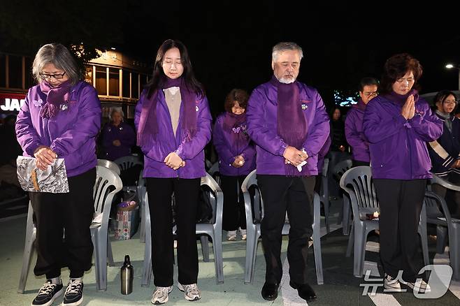 10·29 이태원 참사 4주기인 29일 오후 서울 용산구 녹사평역 사거리 광장에서 열린 추모 메시지 낭독문화제 ‘당신을 만나게 하는 말들’에서 참가자들이 묵념하고 있다. 2026.10.29 ⓒ 뉴스1 이종수 기자