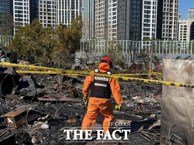 소방과 경찰, 전기안전공사 등 관계기관은 이날 오전 10시부터 오후 2시30분께까지 1차 합동감식을 진행했다. 이날 감식에선 조사 구획 설정과 현장 사진 촬영 등이 이뤄졌다. /강남소방