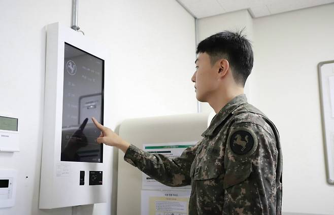육군 '지능형 스마트부대' 시범적용 부대인 육군 9사단 생활관에 키오스크가 설치돼 있다. ⓒ육군