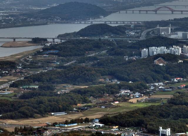 국토교통부가 29일 주택공급 정례브리핑을 열고 하남과 김포, 구리 등 7만6700가구 규모의 신규 택지 후보지 6곳을 추가 발표했다. 약 3만7천가구 규모의 ‘미니신도시’가 들어설 경기 김포시 고촌읍 모습. 연합뉴스