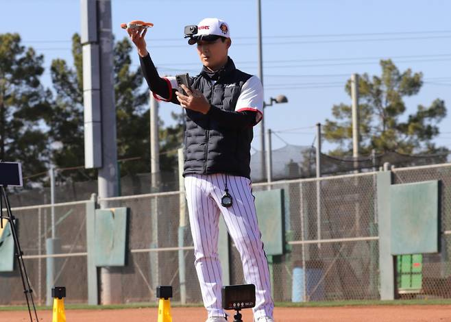정수성 코치가 미국 스프링캠프에서 드론, 스피드 센서, 타임 체크기 등을 활용해 훈련 성과를 높이고 있다. 사진=구단 제공