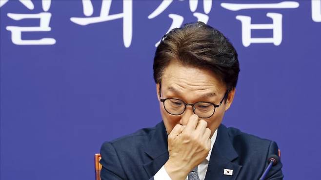 김민석 더불어민주당 대표가 23일 국회에서 열린 최고위원회의에서 곤혹스러운 표정을 짓고 있다. 이날 회의에서 ﻿박선원﻿·﻿이성윤 최고위원 등이 신천지 전당대회 개입 의혹을 두고 ﻿충돌했다.  연합뉴스