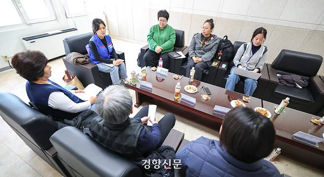 돌봄 노동자들이 22일 경향신문 본사에서 일터 괴롭힘 실태를 증언하는 좌담회를 하고 있다. 2026.10.22 성동훈 기자