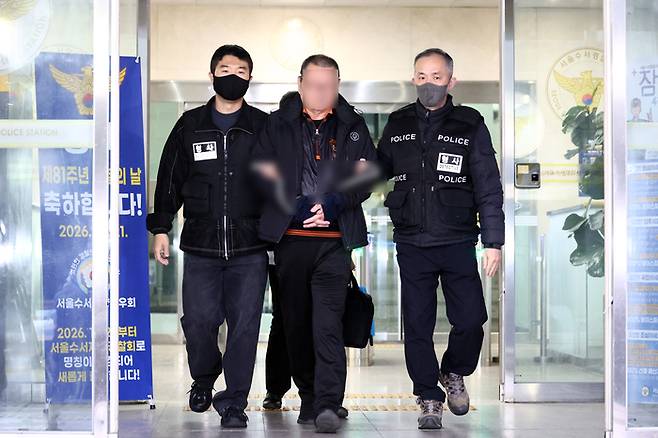지난 20일 서울 강남구 역삼동 건물 2곳에 불을 질러 총 19명을 다치게 한 70대 남성 피의자 이모씨가 29일 서울 수서경찰서에서 서울중앙지방공소청으로 구속 송치되고 있다. [뉴시스]