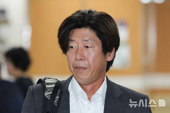 [서울=뉴시스] 홍효식 기자 = 대장동 개발 비리 의혹에 연루된 남욱 변호사의 차명 재산으로 의심받는 서울 강남구 청담동 건물에 대한 추징보전을 풀어달라는 소송 1심에서 건물 소유주가 패소했다. 사진은 남 변호사가 지난 9월 1일 서울 서초구 서울고등법원에서 열린 대장동 개발 뇌물 혐의를 받는 곽상도 전 국민의힘 의원의 항소심 2차 공판에 증인으로 출석하는 모습. (공동취재) 2026.10.29. photo@newsis.com
