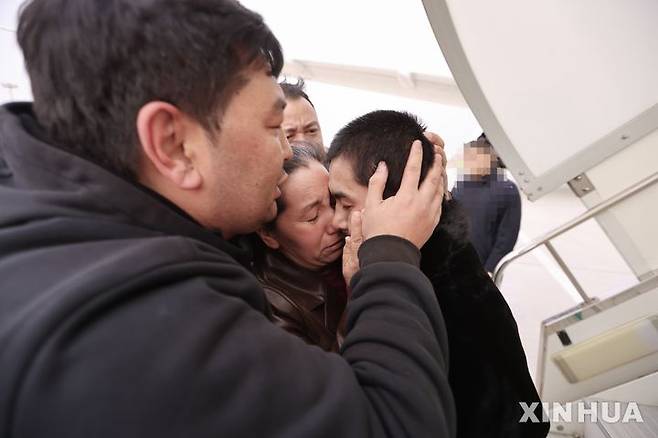 [베이징=신화/뉴시스] 지난해 2월 27일 중국 신장자치구의 한 공항에서 태국에 11년간 구금돼 있다 송환된 위구르인과 가족이 포옹하고 있다. 2026.10.29
