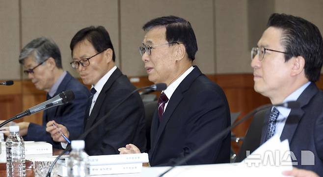 [서울=뉴시스] 국회사진기자단 = 이종석(오른쪽 두 번째) 국정원장이 29일 오전 국가정보원 청사에서 열린 국회 정보위의 국정원에 대한 국정감사에서 의원들의 질의에 답하고 있다. 왼쪽부터 김희수 기조실장, 이동수1차장, 이 원장, 김호홍2차장. 2026.10.29. photo@newsis.com