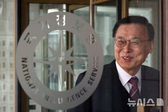 [서울=뉴시스] 국회사진기자단 = 이종석 국정원장이 29일 오전 국가정보원 청사에서 열린 국회 정보위의 국정원에 대한 국정감사에 앞서 현관에서 감사위원들을 기다리며 생각에 잠겨 있다. 2026.10.29. photo@newsis.com