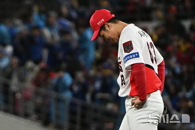 [전남광주=뉴시스] 이영주 기자 = 29일 오후 전남광주 북구 광주-기아챔피언스필드에서 열린 2026 KBO 포스트시즌 플레이오프 3차전 삼성라이온즈 대 KIA타이거즈의 경기. 5회 초 무사 1루 상황 KIA 선발 시라카와가 삼성 류지혁에게 투런포를 맞은 뒤 낙담하고 있다. 2026.10.29. leeyj2578@newsis.com