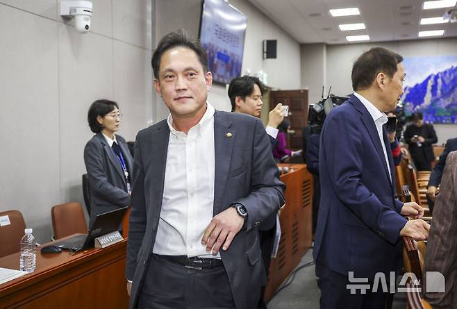 [서울=뉴시스] 정병혁 기자 = 김태규 국민의힘 의원이 29일 서울 여의도 국회에서 열린 운영위원회의 대통령비서실 등에 대한 국정감사에서 신상발언을 마친 뒤 회의장을 나가고 있다. 2026.10.29. jhope@newsis.com