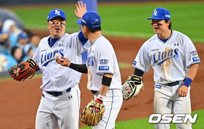 [OSEN=대구, 이석우 기자] 27일 대구삼성라이온즈파크에서 2026 신한 SOL KBO 플레이오프 2차전 삼성 라이온즈와 KIA 타이거즈의 경기가 열렸다. 홈팀 삼성은 후라도가, 방문팀 KIA는 올러가 선발 출전했다.삼성 라이온즈 최형우가 6회초 2사 좌익수 뒤 펜스 맞추는 안타를 친 KIA 타이거즈 카스트로를 2루에서 잡고 기쁨을 나누고 있다. 2026.10.27 / foto0307@osen.co.kr