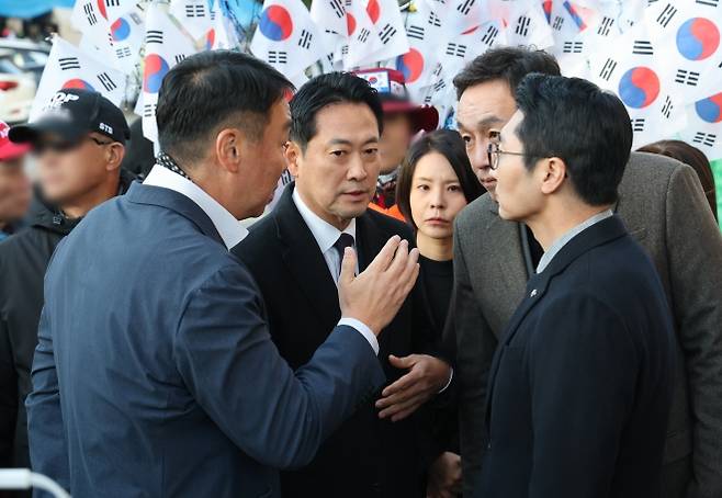 의원들과 대화하는 장동혁 대표 - 국민의힘 장동혁 대표가 28일 6·3 지방선거 투표용지 부족 사태 등을 수사하는 이태한 선거관리위원회 특별검사팀의 서울 잠실 올림픽 공원 투표지 공개검증 현장에서 김민수 최고위원 등 의원들과 대화하고 있다. 연합뉴스